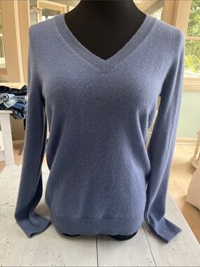 Cashmere AG Women's V-Neck Sweater in Dusty Blue
